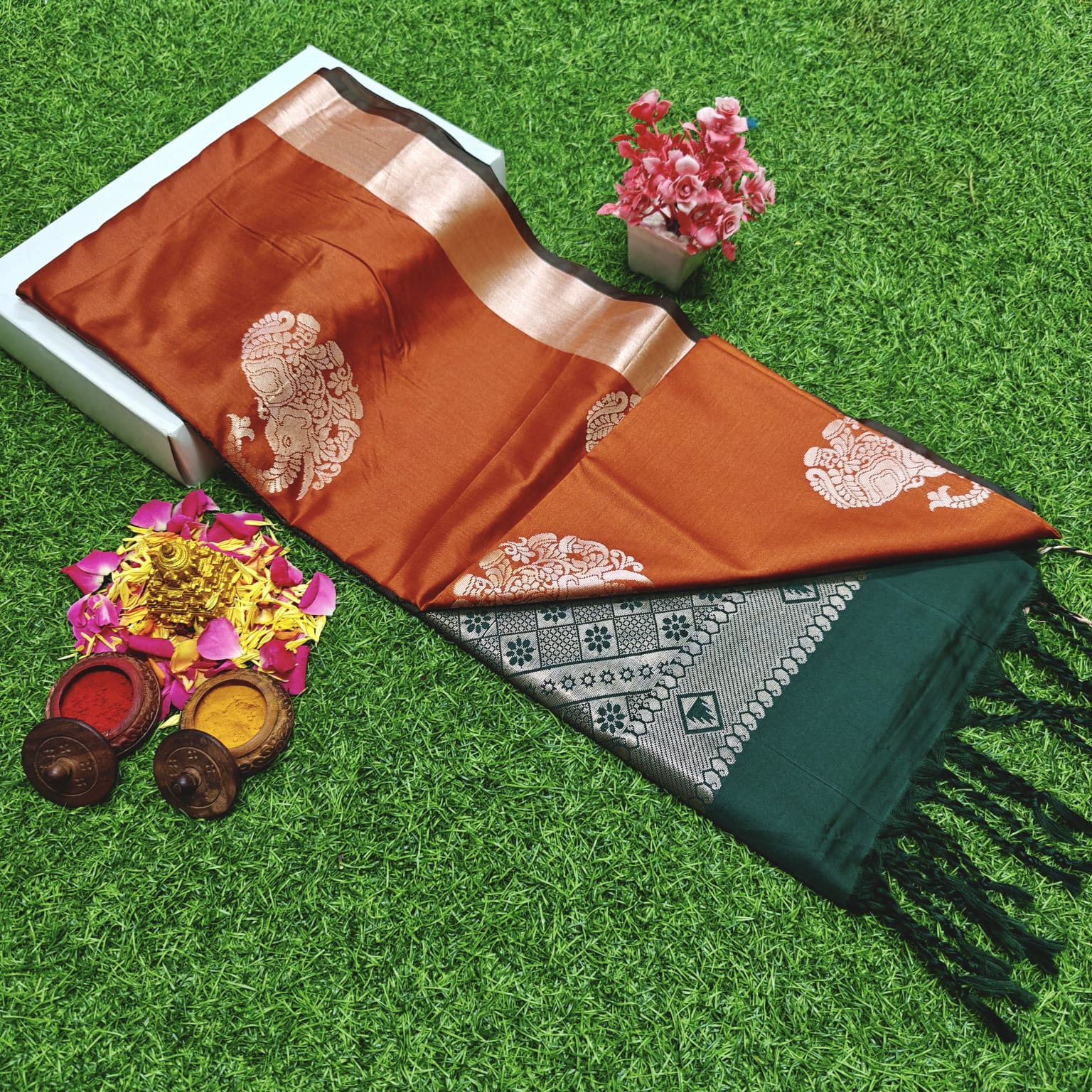 5 LUXURY BORDER  LESS  SAREES* 